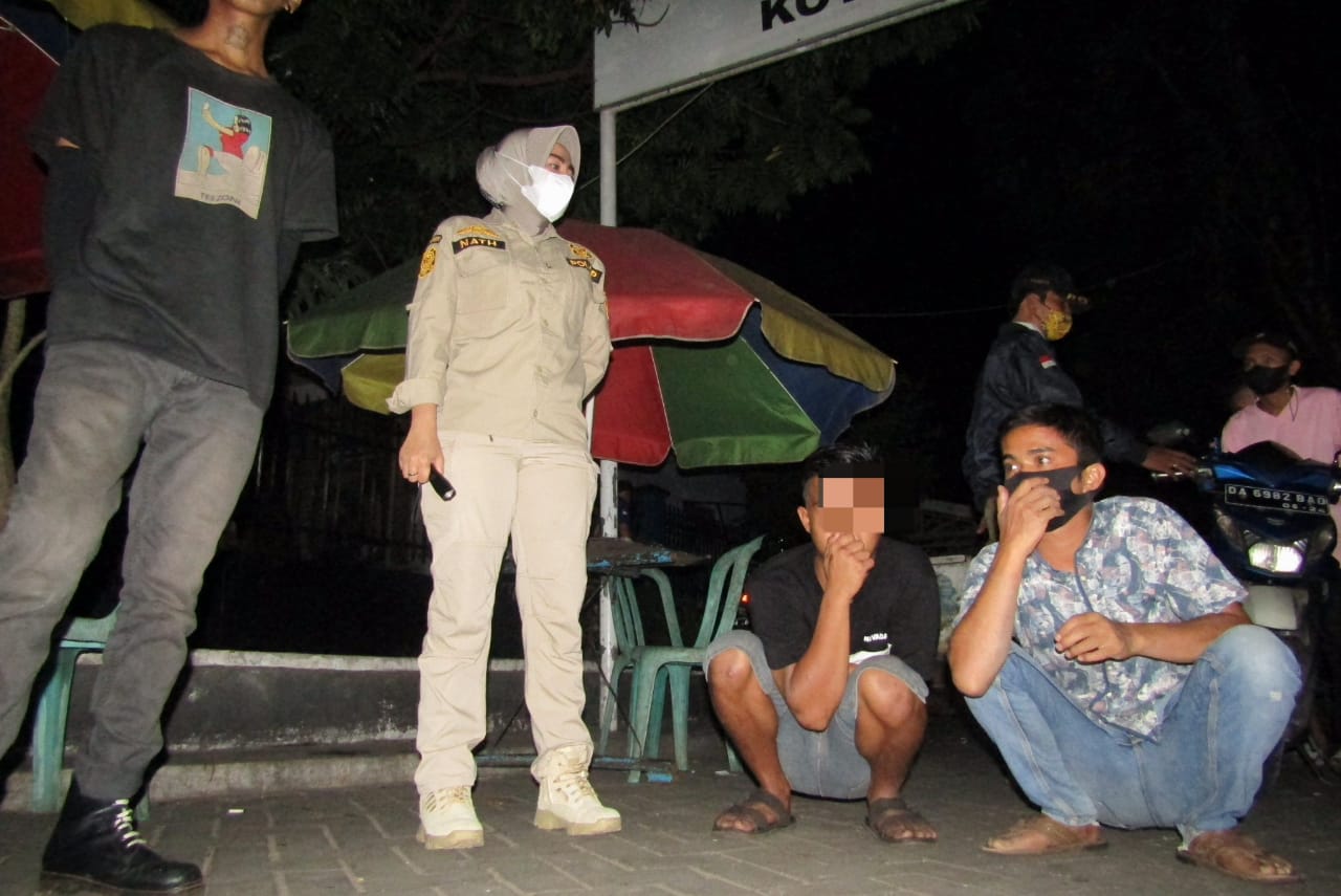 Petugas Satpol PP Banjarbaru beri arahan yang tidak mematuhi protokol kesehatan