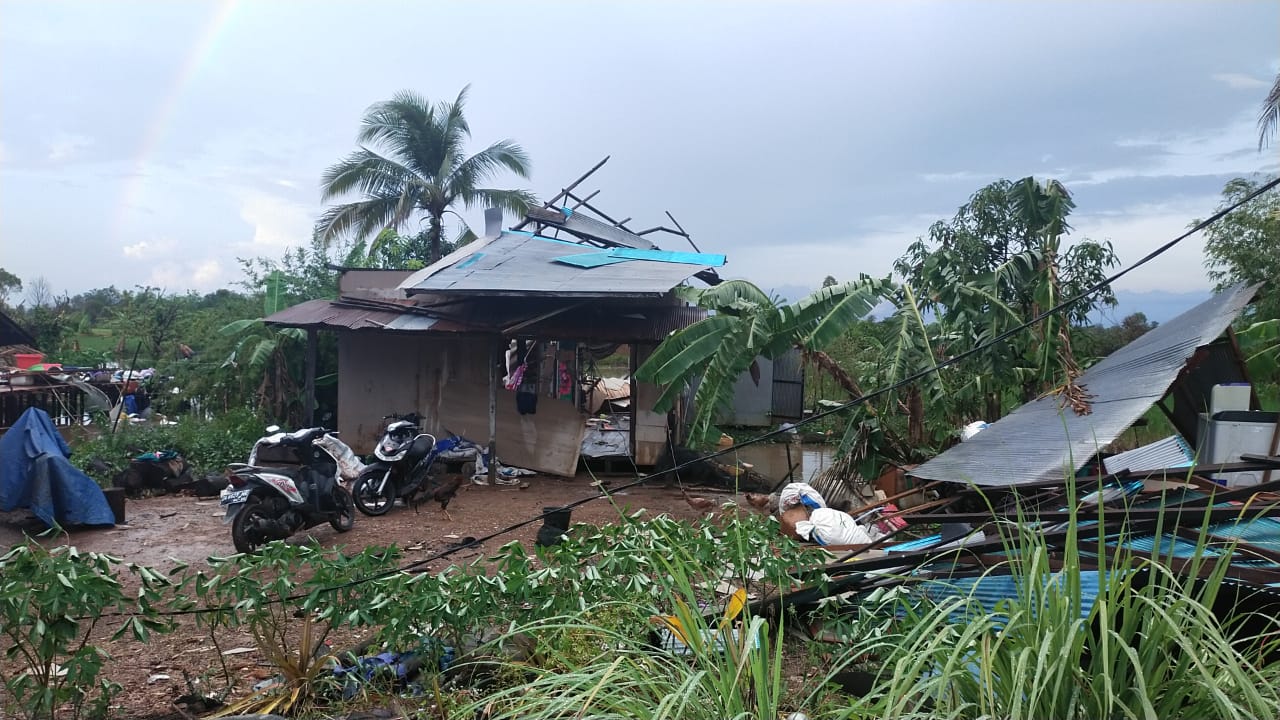 Rumah warga roboh akibat hantaman hujan dan angin puting beliung