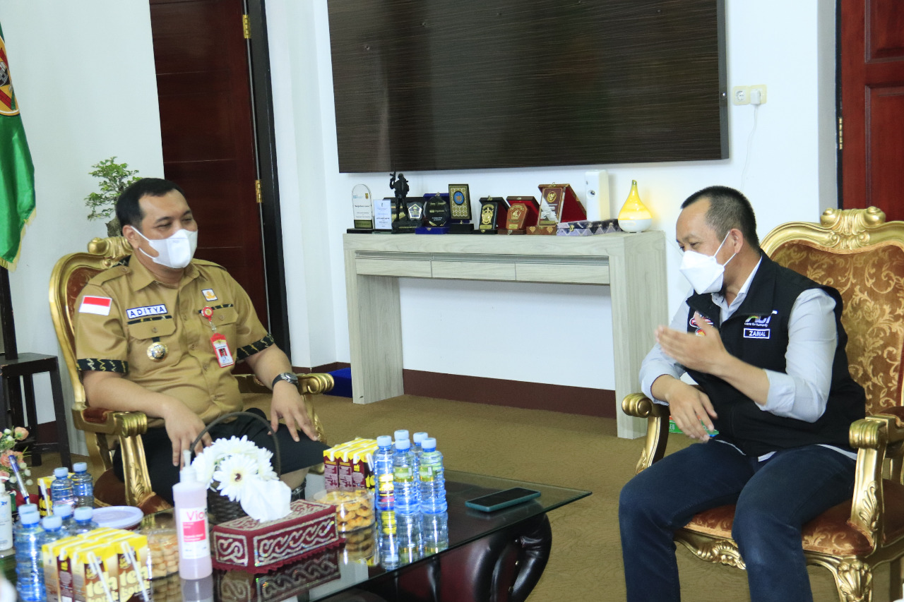 Wali Kota Banjarbaru Aditya Mufti bersama Kepala ACT Kalsel Zainal Arifin