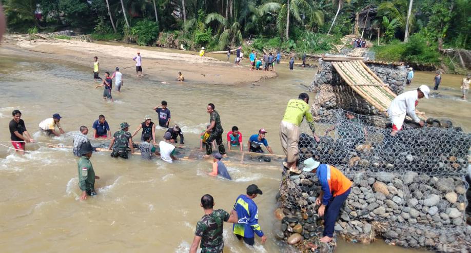 Warga dan Anggota Kodim 1002 HST Gotong royong membangun jembatan darurat penghubung Desa Baru Wake