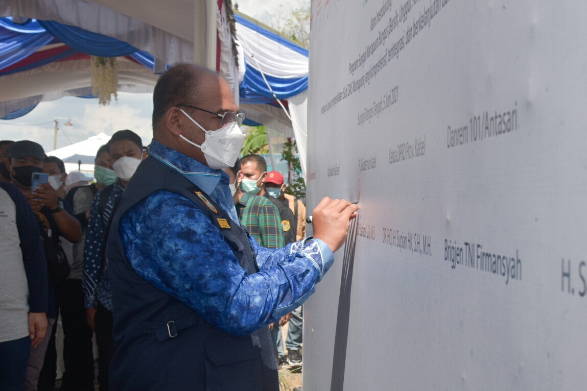 Penjabat Gubernur Kalsel Safrizal ZA launching Sungai Martapura Bungas (Bersih, Unggul, Asri) pada puncak peringatan Hari Lingkungan Hidup Sedunia 2021 di Kabupaten Banjar