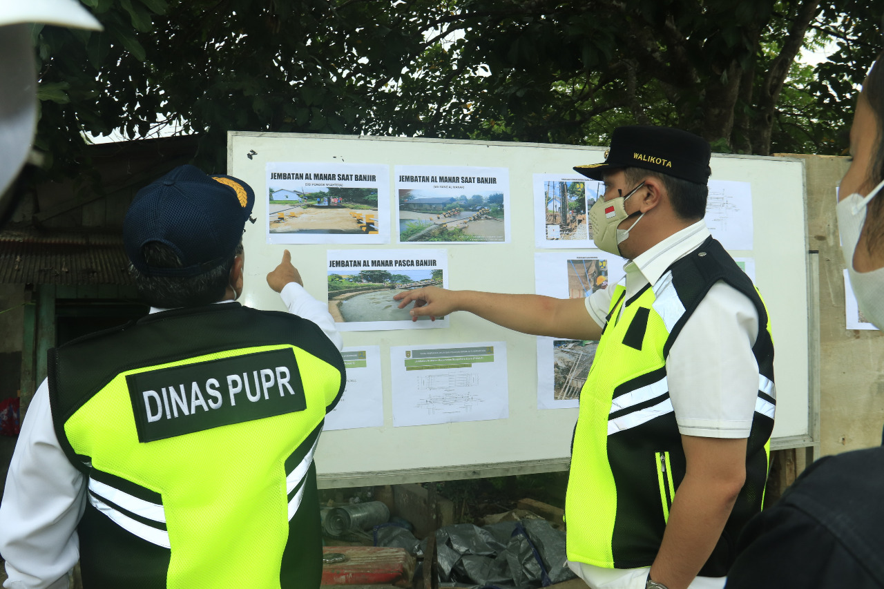 Bersama Kadis PUPR, Walikota Banjarbaru memantau dan melihat langsung proses pembangunan di Kota Banjarbaru