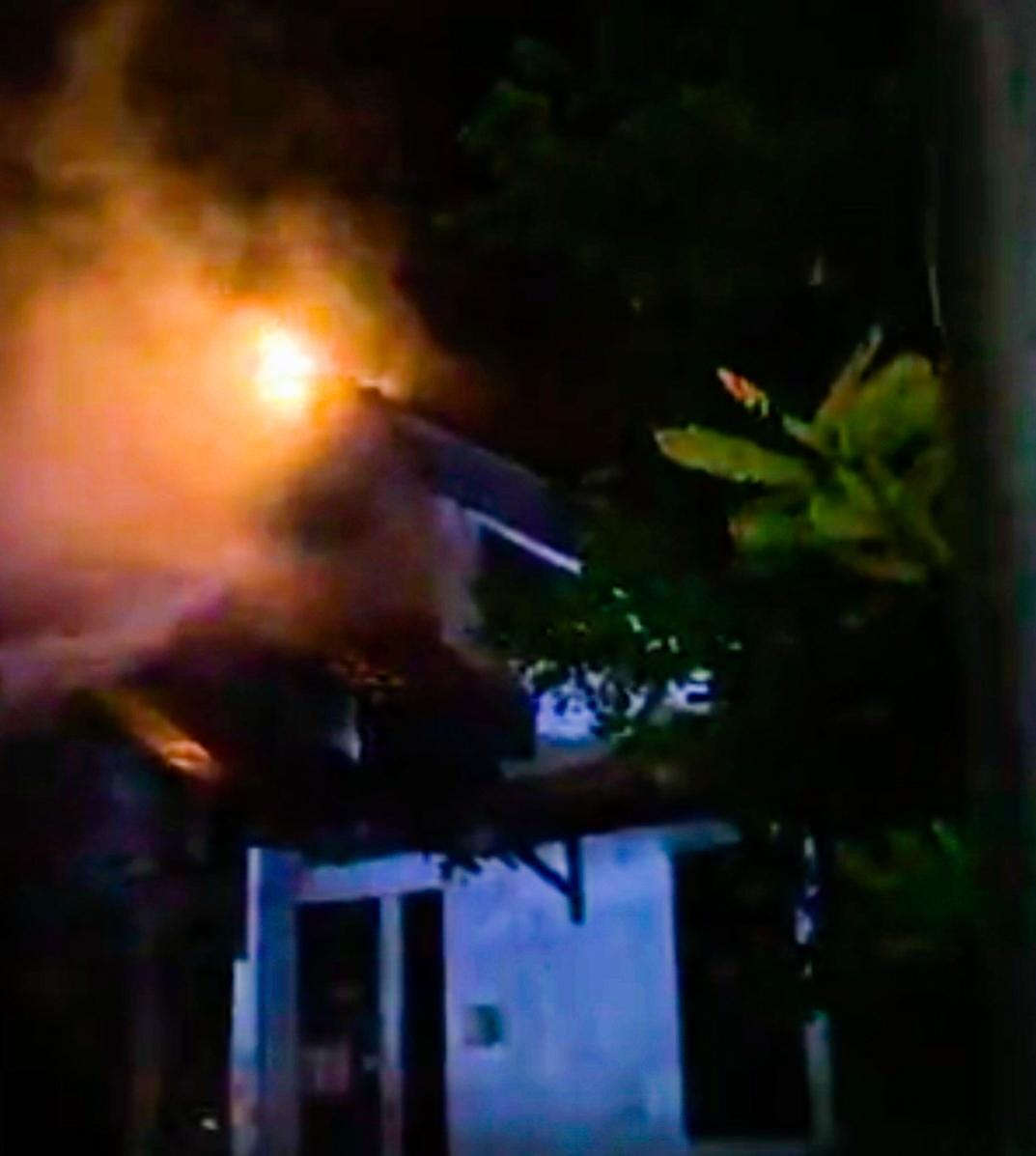 Satu buah rumah terbakar di komplek perumahan Jalan Kebun Karet