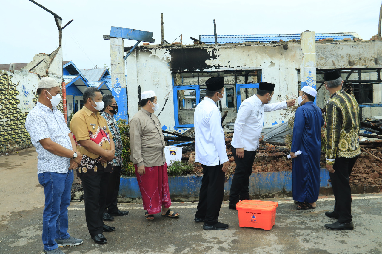 Walikota bersama Wakil Walikota Banjarbaru dan Sekretaris Daerah Kota Banjarbaru kunjungi Pondok Pesantren Al Falah Putra pasca terbakar