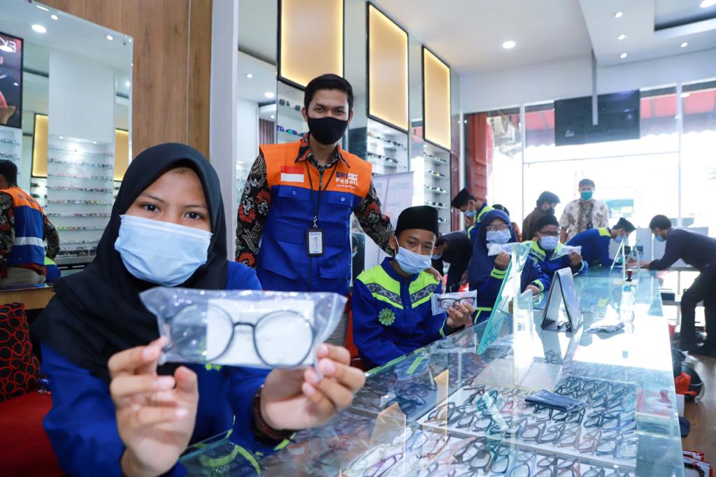  BRI Bagikan Kacamata Gratis untuk Santri di Tangerang