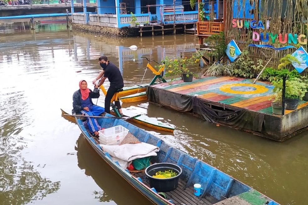 Sasar Pengguna Jukung, MiLAnnials Gen Bagikan Daging Kurban di Atas Sungai Duyung Banjarmasin