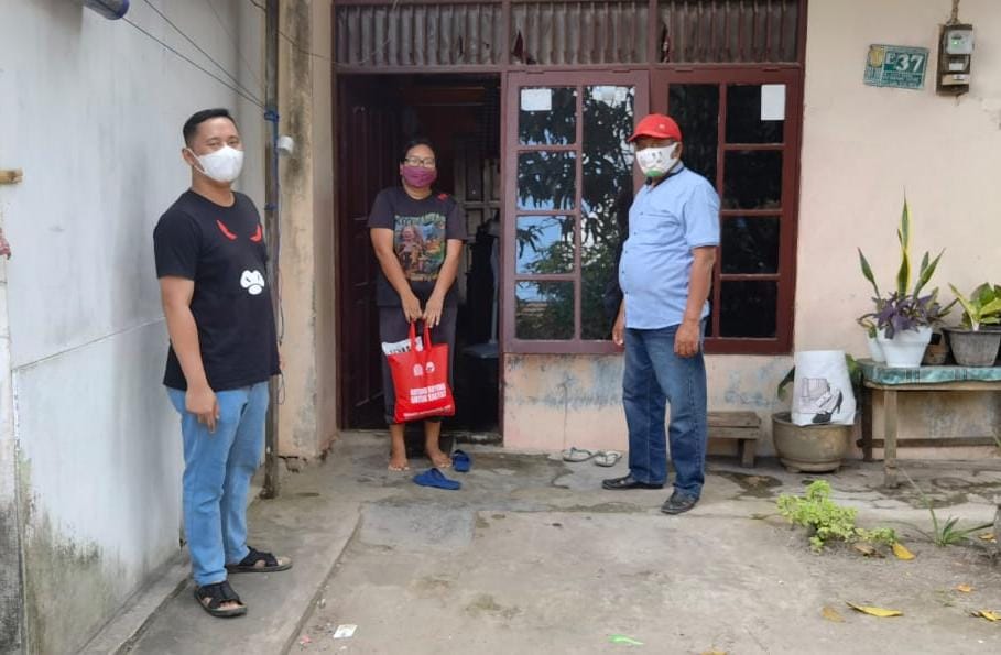 Windi Novianto anggota DPRD Kota Banjarbaru bagikan sembako untuk warga Guntung Payung yang sedang melakukan Isolasi Mandiri
