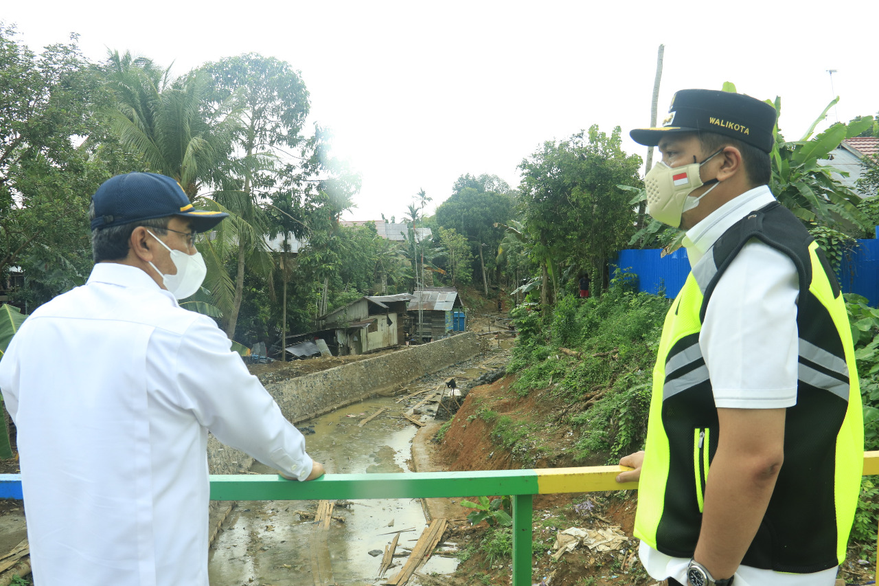 Kadis PUPR bersama Walikota Banjarbaru memantau dan melihat langsung proses pembangunan di Kota Banjarbaru