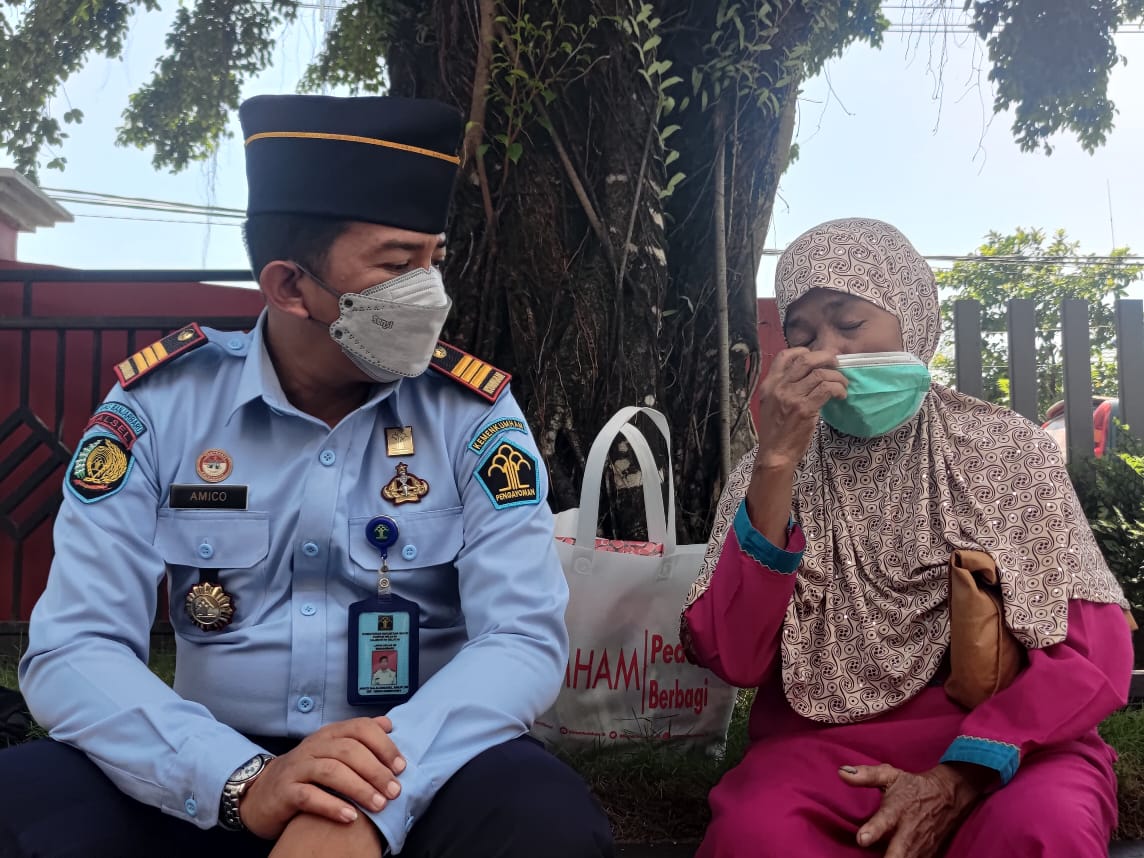 Kalapas Banjarbaru, Amico Balembang Berkomunikasi dengan penerima Bansos
