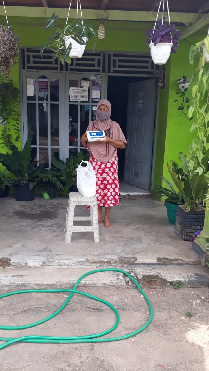 Sahabat Yatim Banjarbaru membagikan makanan bagi masyarakat yang sedang menjalani isolasi mandiri atau isoman di banjarbaru