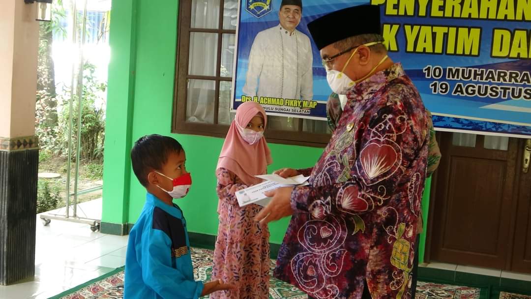 Bupati HSS Achmad Fikry seerahkan santunan kepada anak yatim piatu