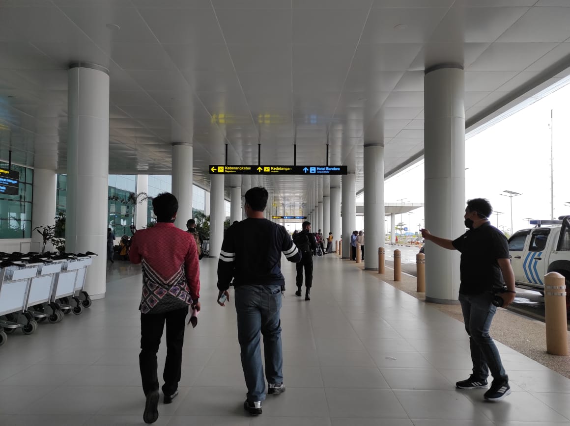 Calon Penumpang di Bandara Internasional Syamsudin Noor