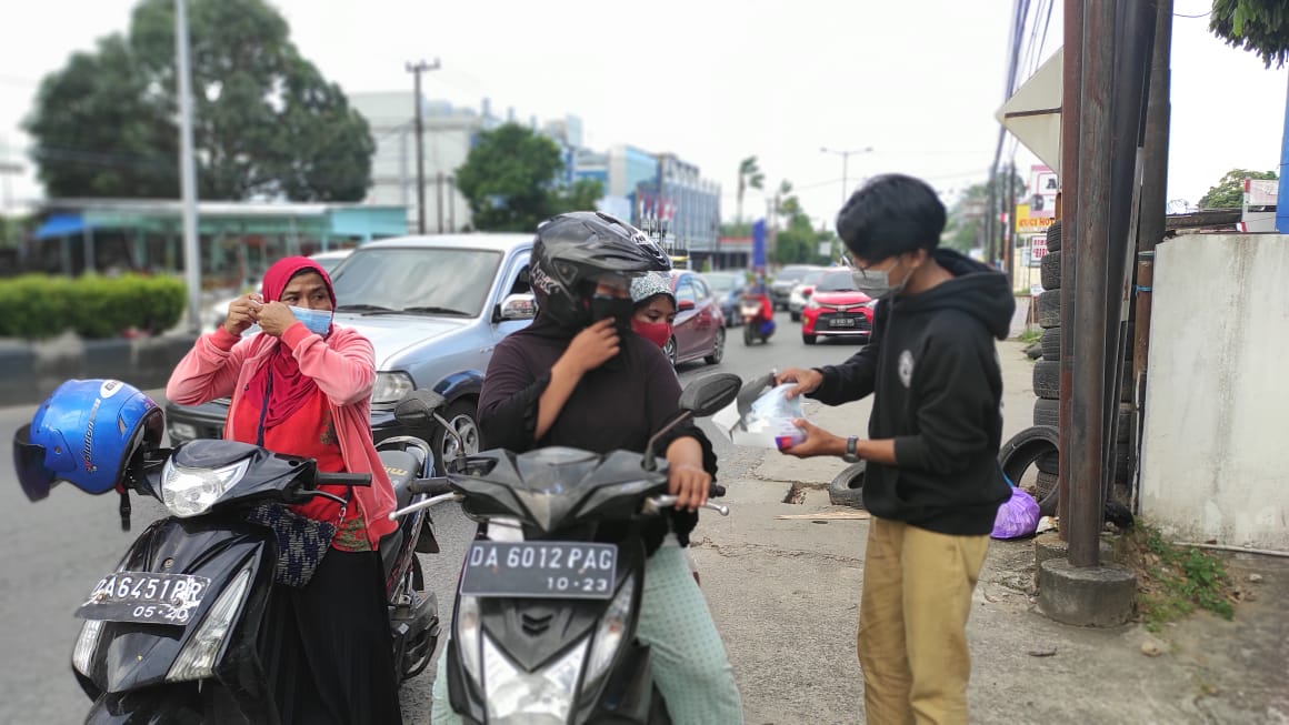 Komunitas Kaos Hitam mengadakan aksi sosial berbagi masker di jalanan wilayah banjarbaru