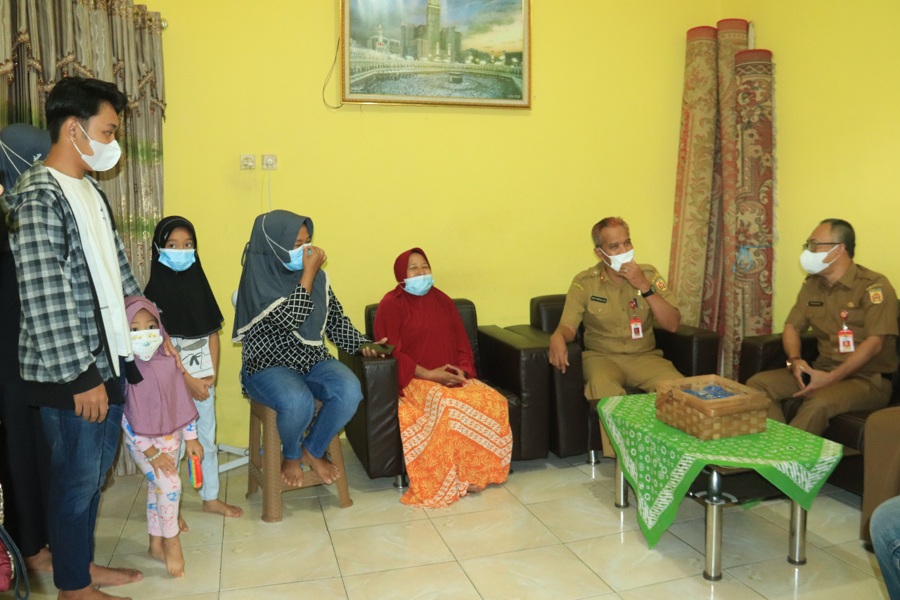 Sekda Kota Banjarbaru Said Abdullah bersama dinas terkait mendatangi keempat anak ini kini tinggal bersama neneknya