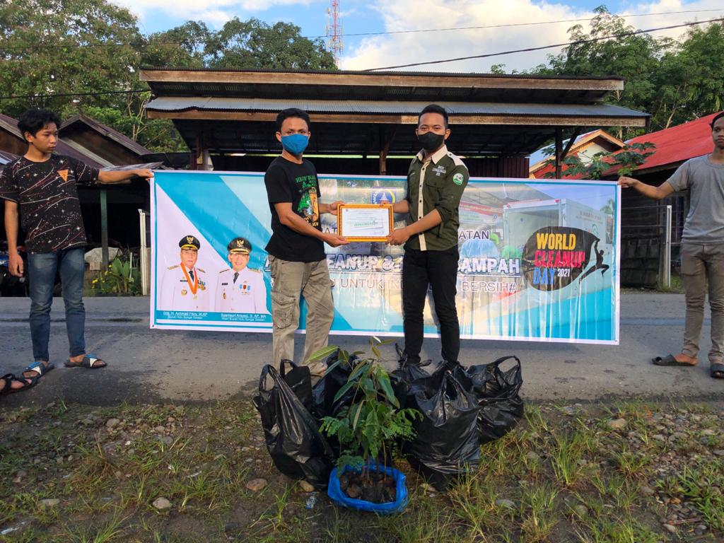 Peringatan World Cleanup Day (WCD), Pemuda HSS Lakukan Aksi Pilah Sampah dan Tanam Pohon