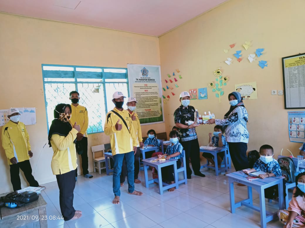 Kades Kaladan Jaya Bersama dengan Tim PPKM Mikro Bagikan Masker dan Vitamin