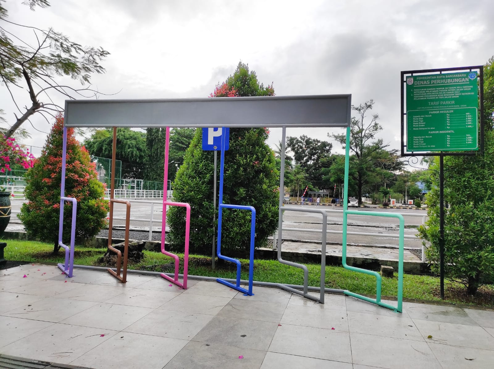 Sarana parkiran sepeda di lapangan Murjani Banjarbaru