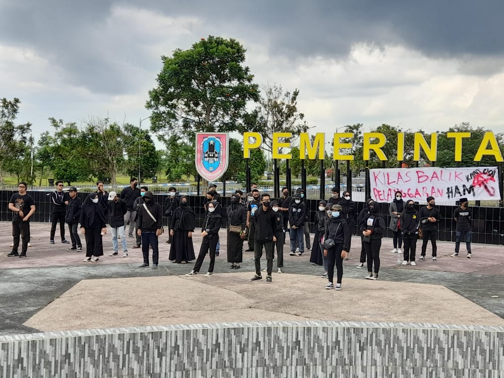 Puluhan mahasiswa dan masyarakat sipil yang tergabung Aliansi Kamisan Kalimantan Selatan (Kalsel)