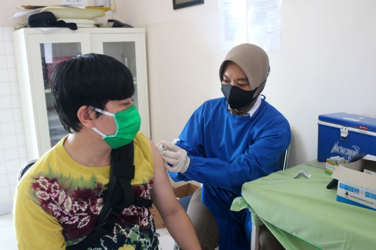 Vaksinasi ke dua di RS TNI AU Sjamsudin Noor