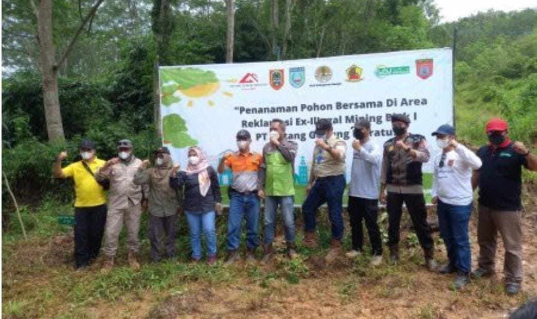 Berkerja Sama Menanaman Ratusan Pohon di Area Bekas Tambang Ilegal di Kabupaten Banjar