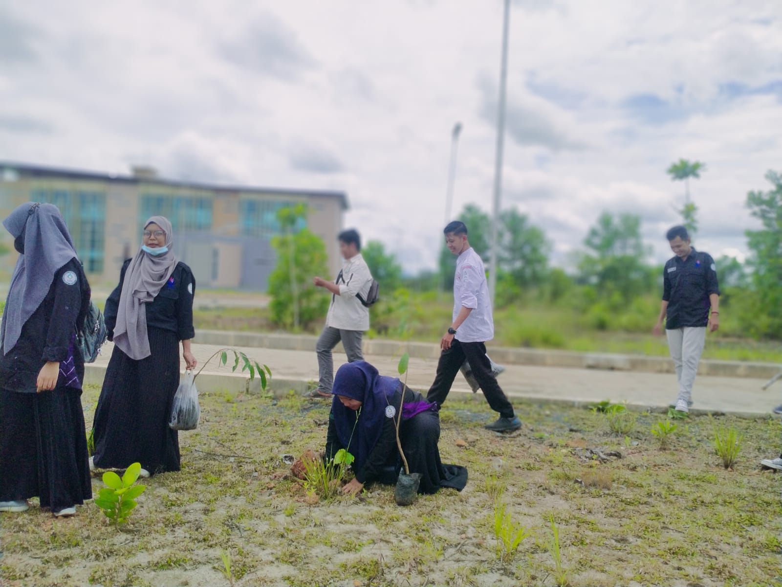 DEMA UIN Antasari Banjarmasin menanam pohon di kampus baru di Banjarbaru