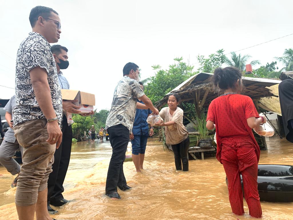 Bupati Balangan Pantau Langsung Lokasi Banjir dan bagikan sembako di Awayan