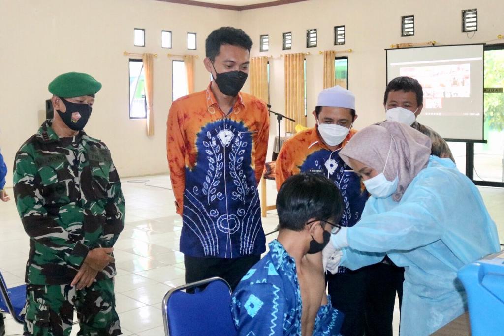 Proses Vaksinasi Dipantau Langsung Bupati Banjar Saidi Mansyur  
